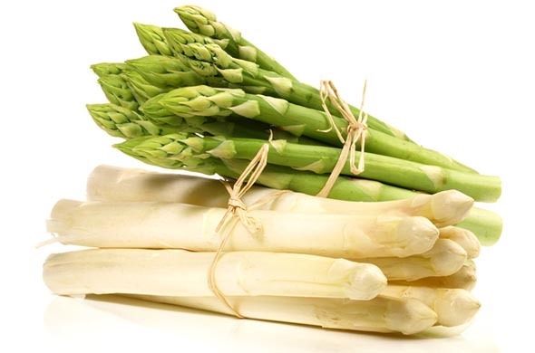 ¿En qué se diferencia el espárrago verde del blanco?