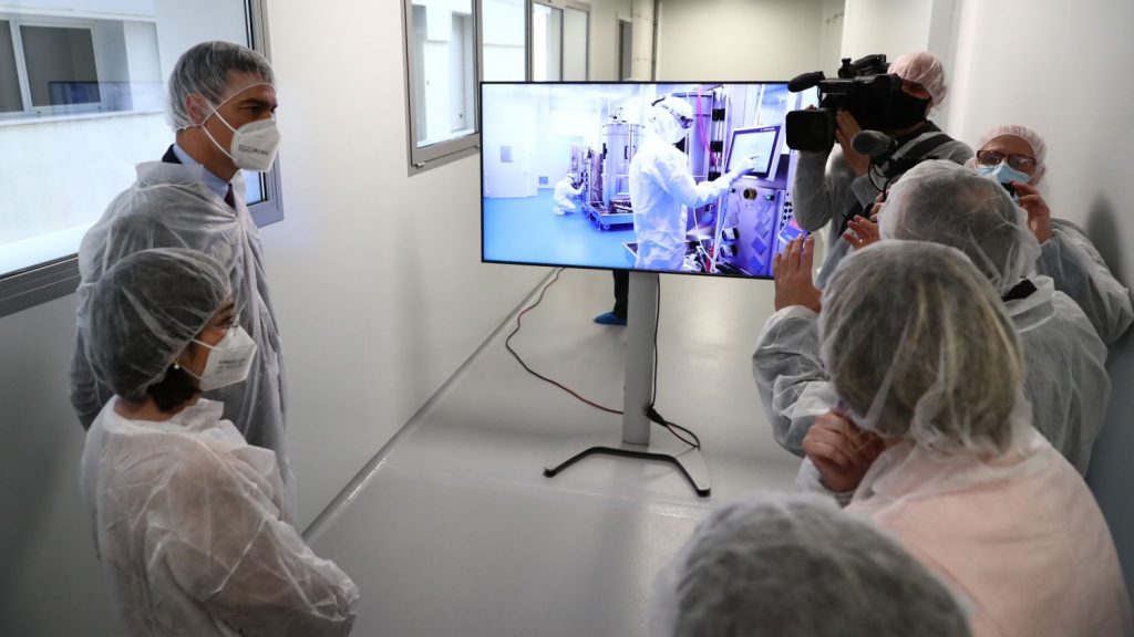 Pedro Sánchez en Hipra recibiendo información sobre sus vacunas.