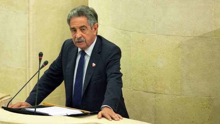 Un grupo de hosteleros vuelve a irrumpir en un acto de Revilla