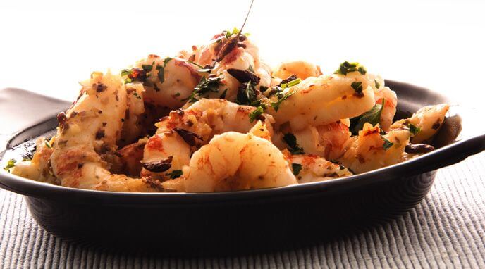 Langostinos al ajillo acompañados de bisque