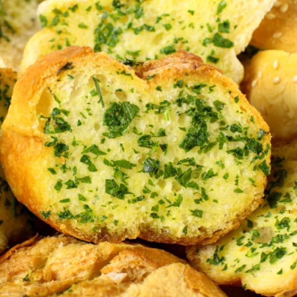 Cómo preparar una lasaña mixta paso a paso 3 Pan de ajo y perejil