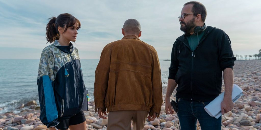 Macarena García recibe órdenes durante un rodaje de 'Paraíso'.