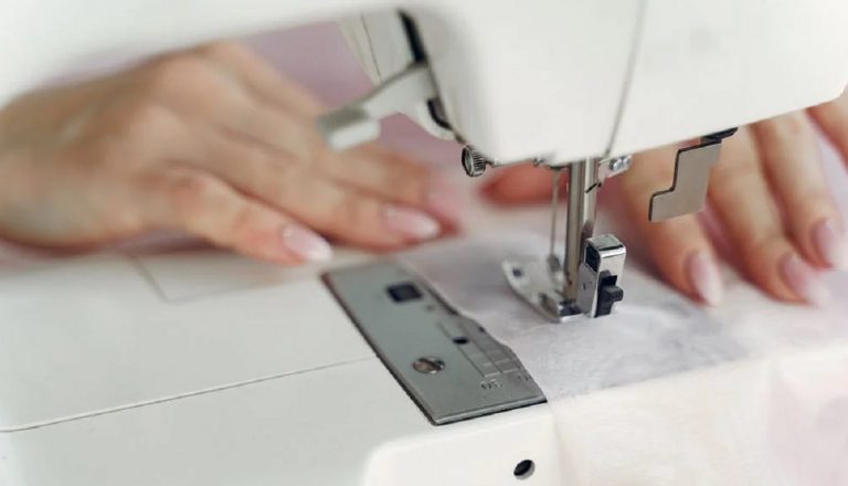 Quién inventó la máquina de coser