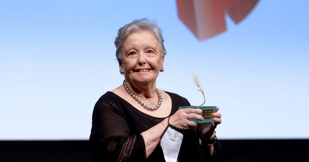 Maria Galiana recogiendo la espiga de oro.