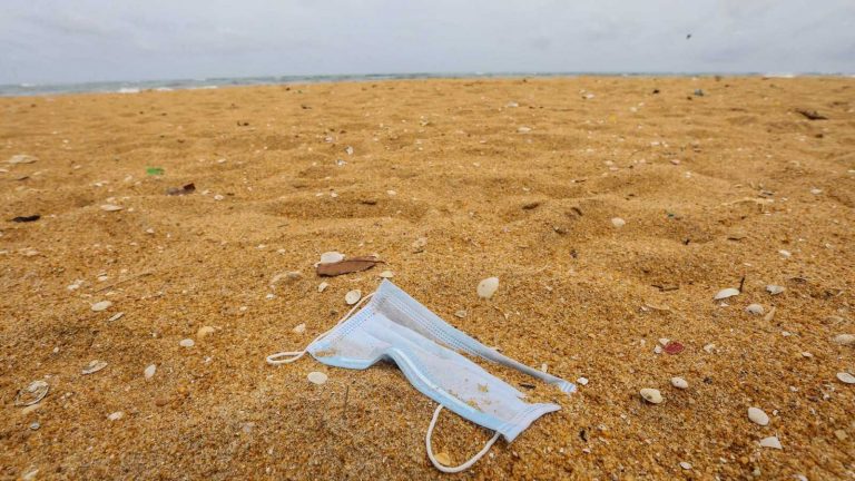 El 63,2% de los españoles no es consciente del impacto de las mascarillas en la naturaleza