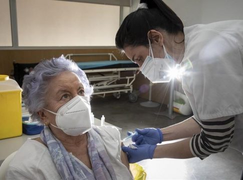 mayores de 80 años han sido vacunados Detectado un brote de 20 infectados mayores y vacunados en una residencia de Madrid
