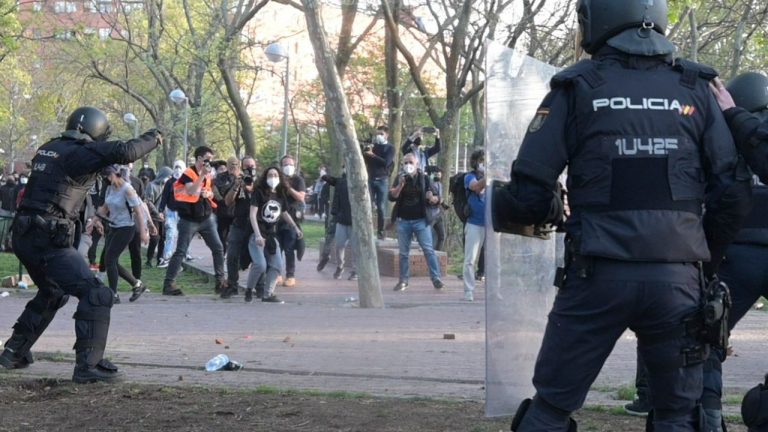 Otros 5 detenidos por agredir a policías en los altercados del mitin de Vox en Vallecas