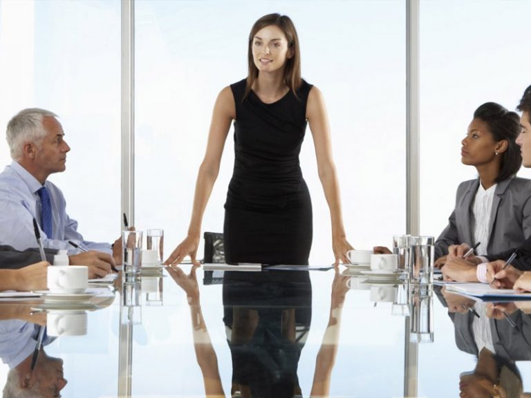 Apuntan a la autoestima como barrera del acceso de mujeres a puestos directivos