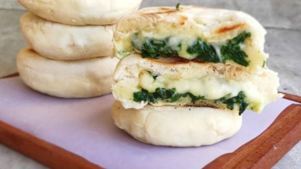 Cómo hacer un pan relleno de espinacas, huevo y tomate 1 Rico pan relleno de espinacas, huevo y tomate