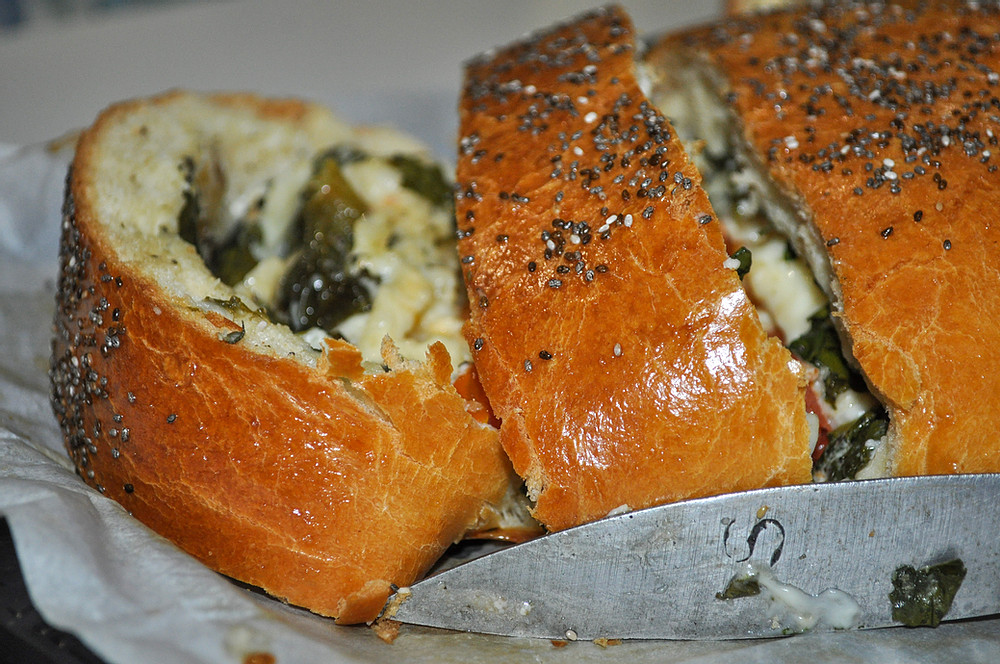 Cómo hacer un pan relleno de espinacas, huevo y tomate 2 Prepara un suculento pan relleno de espinacas, huevos y tomate