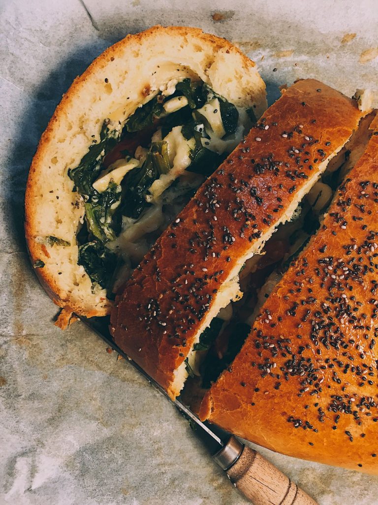 Cómo hacer un pan relleno de espinacas, huevo y tomate 3 La preparación: