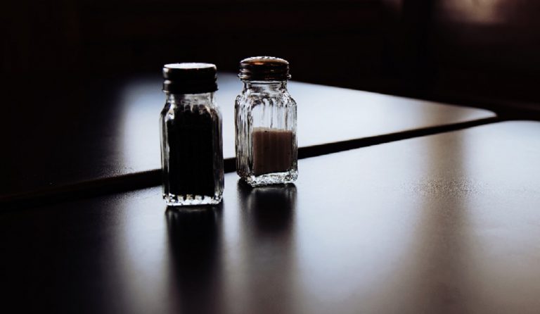 Sal negra: conoce todo sobre esta saludable alternativa