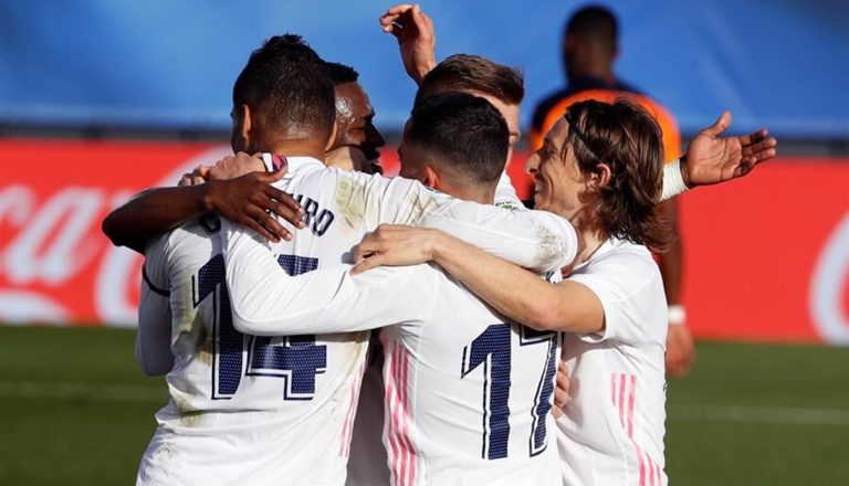 Los 5 jugadores del Real Madrid que tienen pie y medio fuera del equipo