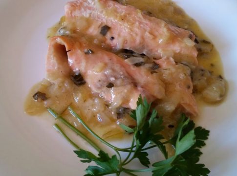 salmón en salsa de cebolla 1 Cómo hacer un salmón en salsa de cebolla en 15 minutos