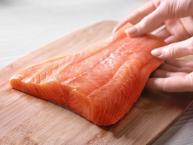 Cómo hacer un salmón en salsa de cebolla en 15 minutos 3 Importancia para el hombre