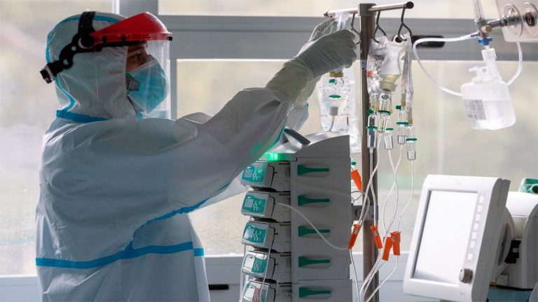 Sanidad notifica 21.071 casos y 121 muertes, con la incidencia subiendo a 230