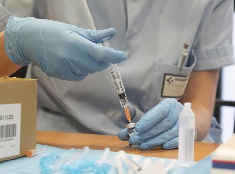 Cvirus.- Euskadi reduce a 808 los nuevos positivos y baja 5 puntos la incidencia acumulada, pero aumentan los ingresos