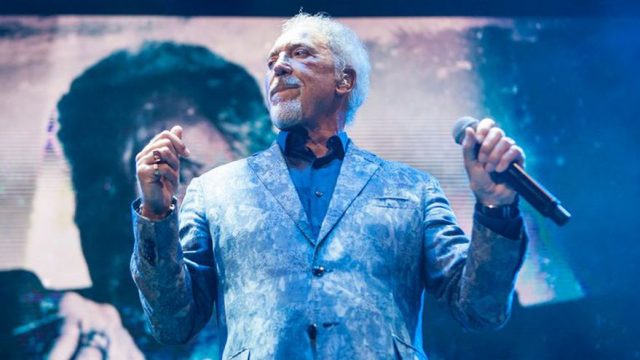 Tom Jones y "Surrounded by time"