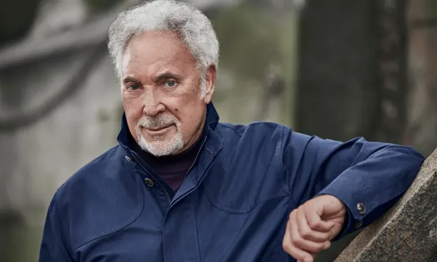 Tom Jones y "Surrounded by time"