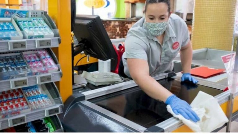 Asedas reclama priorizar la vacunación de los trabajadores del supermercado