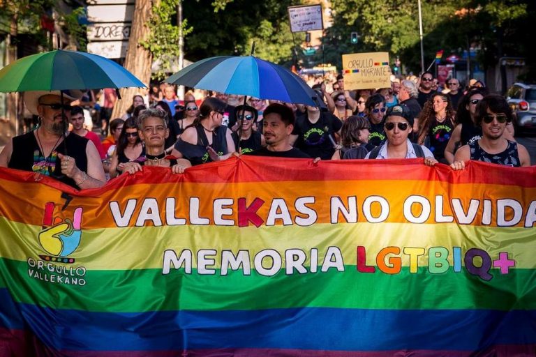 La sede del Orgullo Vallekano LGTBI, vandalizada con simbología fascista y mensajes homófobos