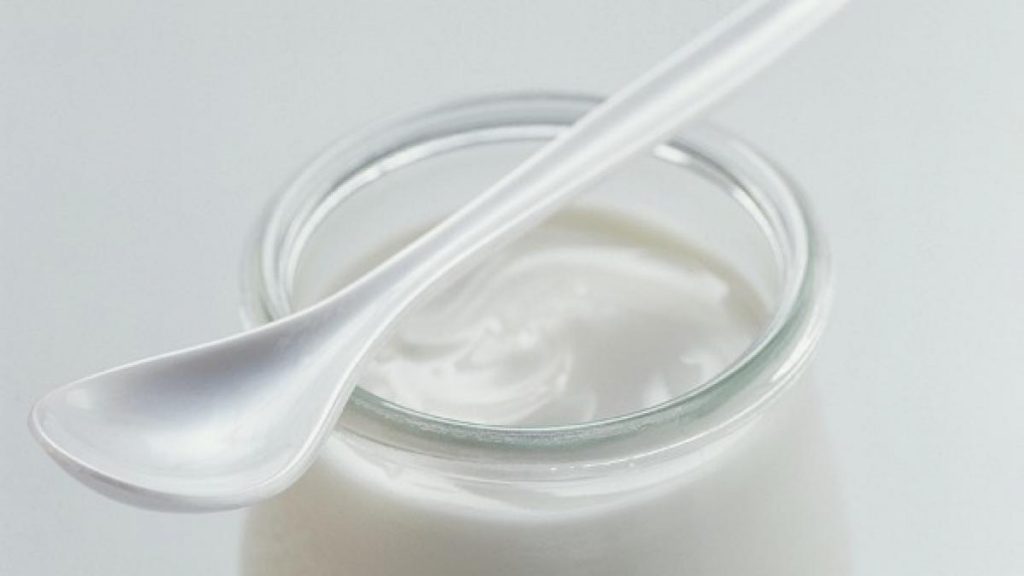 El suero del yogur tiene muchas propiedades.