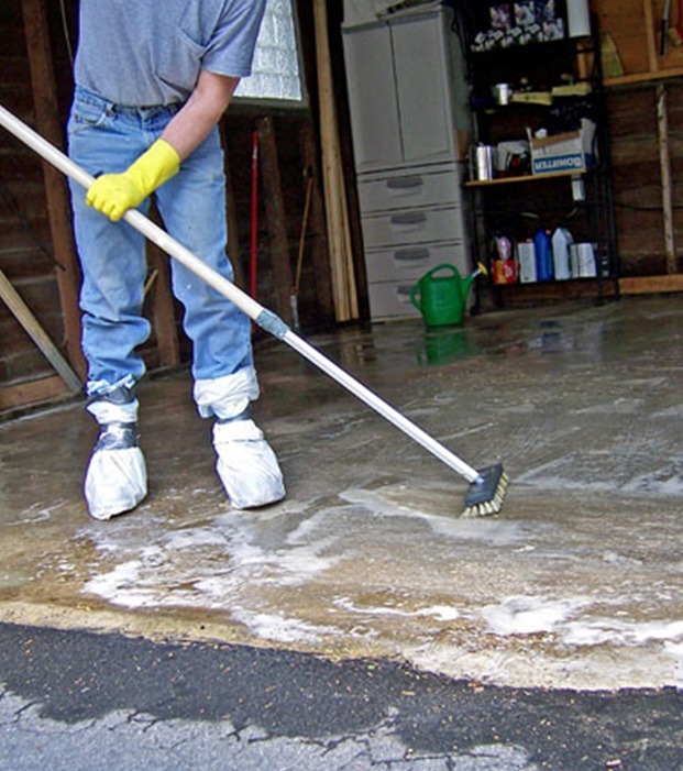 Cómo quitar la grasa que tira el coche del suelo de la cochera 1 Grasa en la cochera por culpa del coche ¿qué sucede?