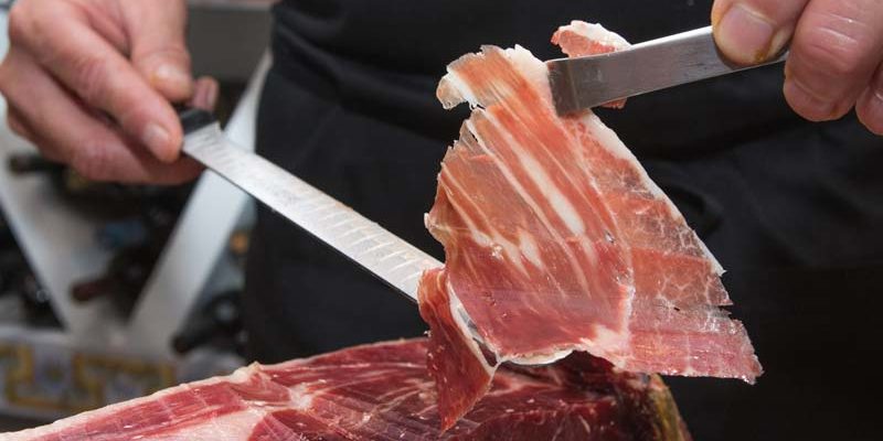 Alistando el corte ideal del jamón ibérico