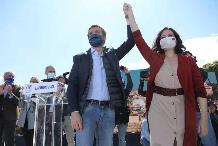 Ayuso resiste una campaña polarizada y llega 'fuerte' al cierre electoral