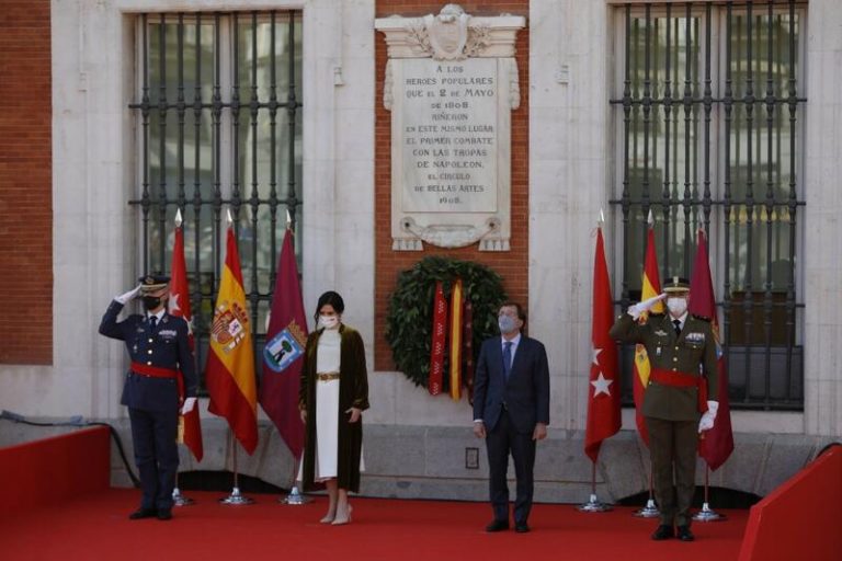 Madrid rinde homenaje a los héroes del 2 de Mayo con todos los candidatos salvo Iglesias