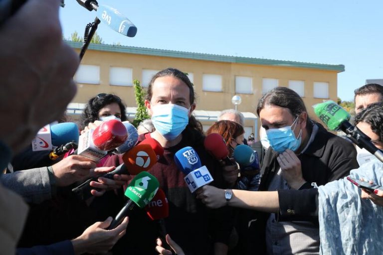 Iglesias llega a la sede de Podemos contento con la alta participación