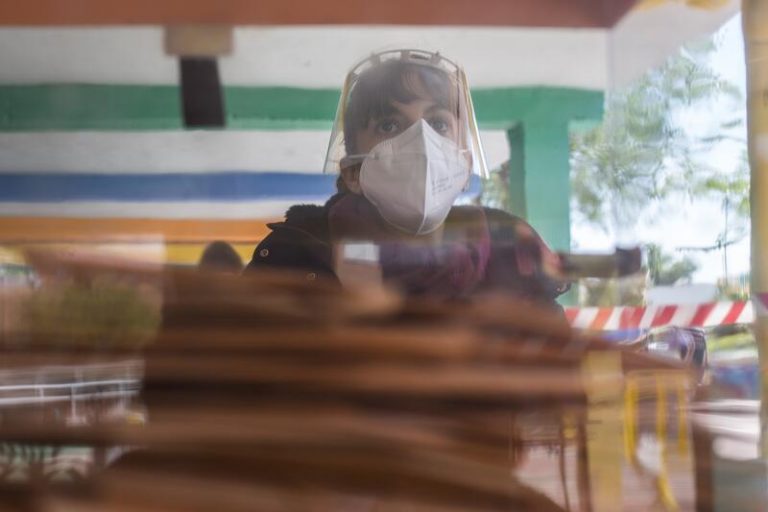 Cierran los colegios electorales: las anécdotas e incidentes más llamativos