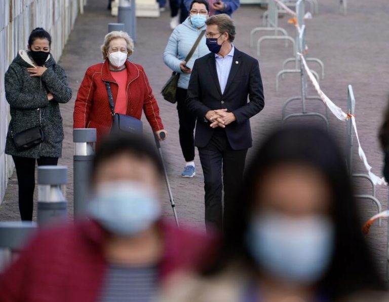 Feijóo recibe la primera dosis de AstraZeneca