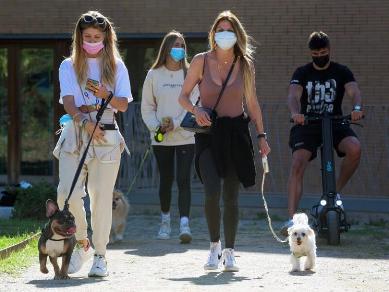 Recién salidos del gym y con sus mascotas: así votaron Makoke, Anita Matamoros y Javier Tudela