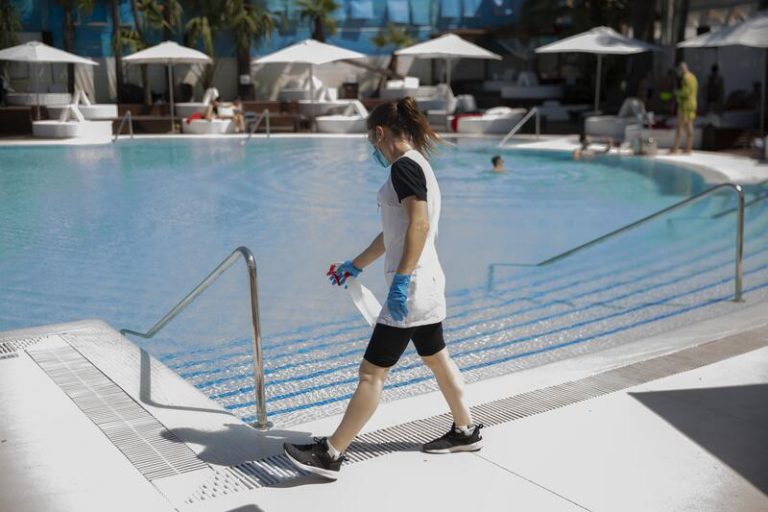 Andalucía prohíbe acceder a playas en zonas de nivel 4 desde las 22.00 hasta las 7.00 horas