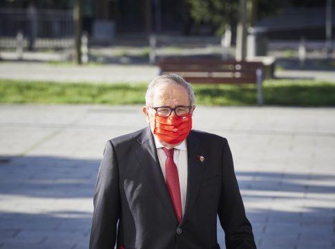 Cinco exdirectivos del Osasuna aceptan cuatro meses de cárcel por un delito contra Hacienda Cinco exdirectivos del Osasuna aceptan cuatro meses de cárcel por un delito contra Hacienda