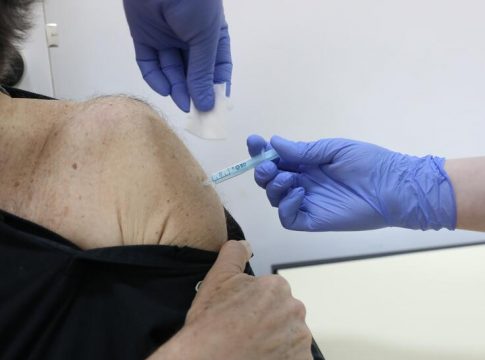 Salud Pública acuerda inmunizar también con la vacuna de Janssen a las personas de 50 a 59 años Vacuna del Covid astrazeneca según tu edad