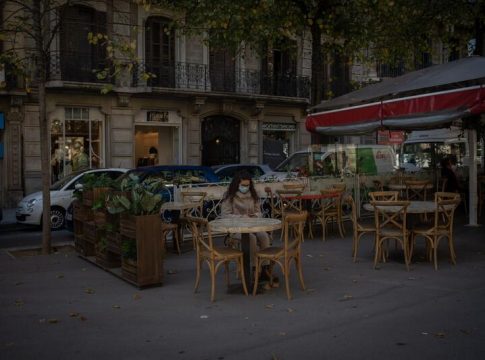 Cataluña ampliará horario de restauración y aforos en cultura y comercios Cataluña ampliará horario de restauración y aforos en cultura y comercios