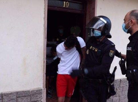 Dos heridos por arma blanca y 4 detenidos en una reyerta multitudinaria en Alicante Dos heridos por arma blanca y 4 detenidos en una reyerta multitudinaria en Alicante