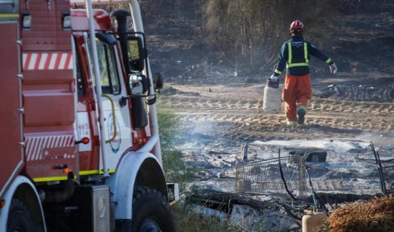 Un incendio en un asentamiento de Palos (Huelva) deja dos heridos y calcina el 60% de las chabolas
