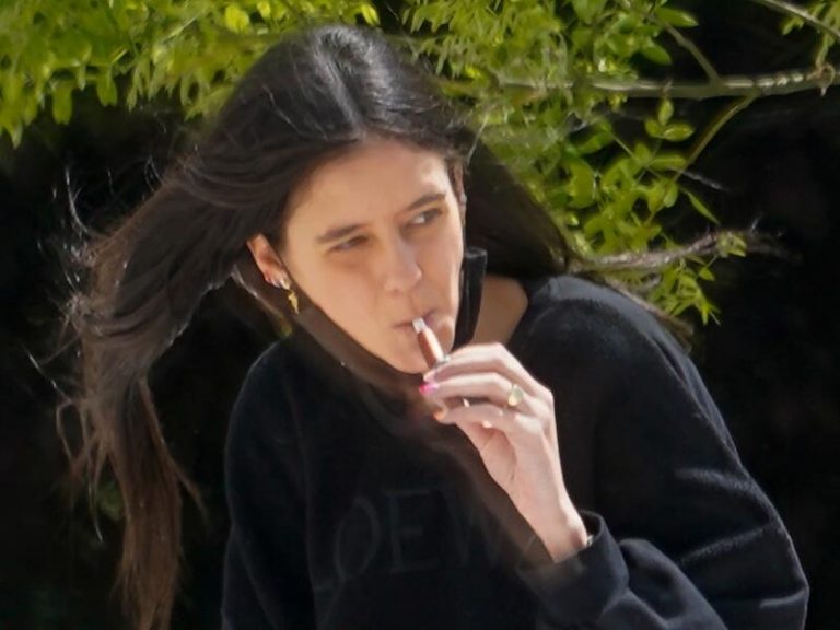 Victoria Federica se suma a la moda de los cigarrillos electrónicos