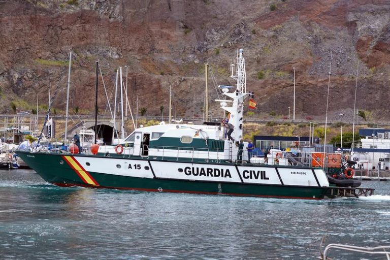 La Guardia Civil prevé incorporar un sonar y un robot marino a la búsqueda de las niñas desaparecidas en Tenerife