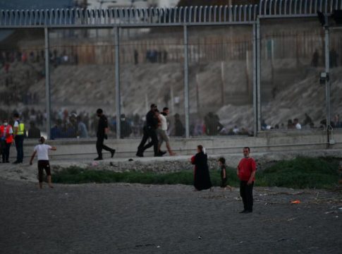 España moviliza al Ejército en Ceuta tras la entrada de más de 5.000 marroquíes en 24 horas España moviliza al Ejército en Ceuta tras la entrada de más de 5.000 marroquíes en 24 horas