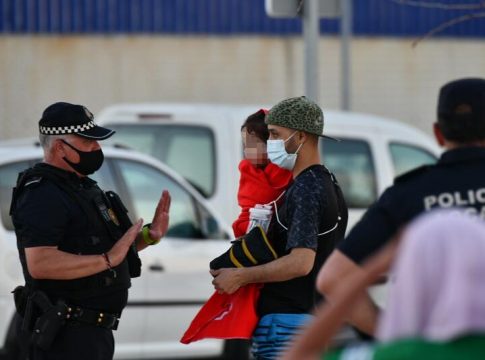 Miles de marroquíes siguen accediendo irregularmente a Ceuta y desbordan la ciudad Miles de marroquíes siguen accediendo irregularmente a Ceuta y desbordan la ciudad