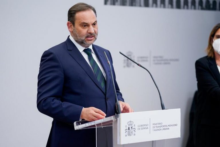 Ábalos admite que la situación en Ceuta es preocupante