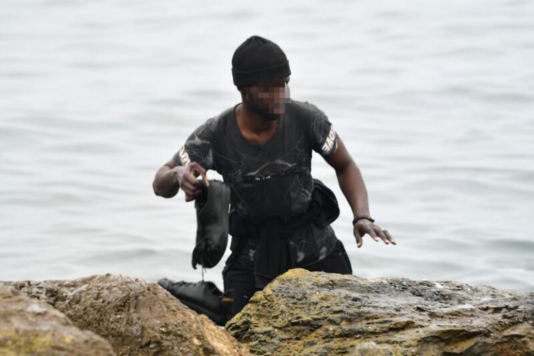 Las Fuerzas de Seguridad siguen repeliendo intentos de entrada por el espigón del Tarajal