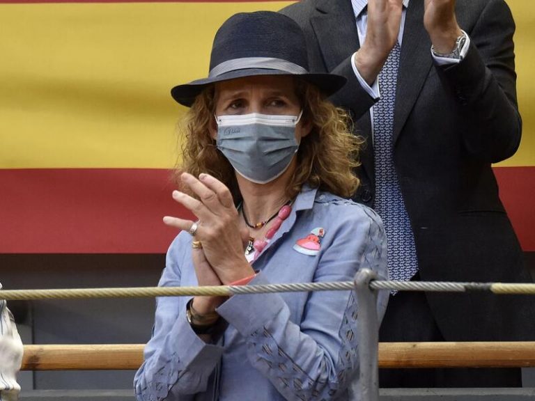 La Infanta Elena se congracia con la plebe como si de una celebrity se tratara