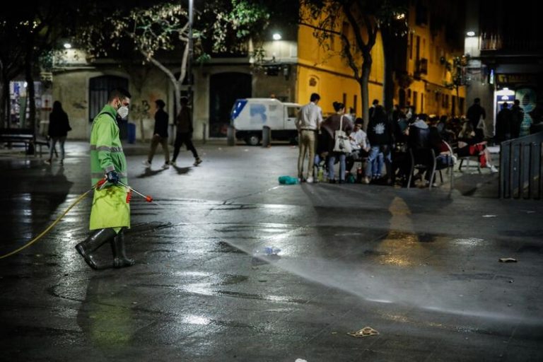 Desalojadas 3.871 personas por aglomeraciones en Barcelona durante la madrugada de este sábado