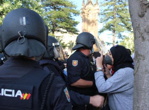 Al menos un detenido y siete heridos en los incidentes contra Vox en Ceuta Al menos un detenido y siete heridos en los incidentes contra Vox en Ceuta
