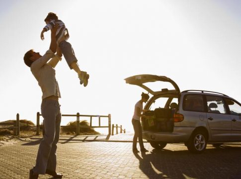 Ocho de cada diez españoles piensan quedarse en España durante el verano Ocho de cada diez españoles piensan quedarse en España durante el verano